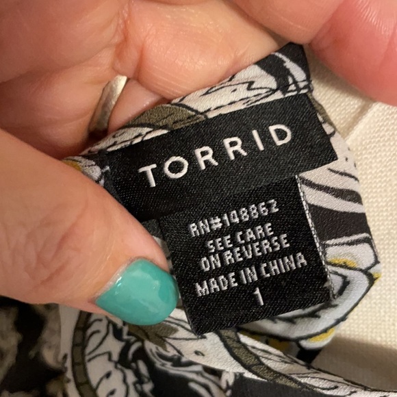 TORRID COLD SHOULDER 3/4 sleeve RUFFLE BLOUSE. Paisley on blank background SZ 1X - Picture 7 of 10